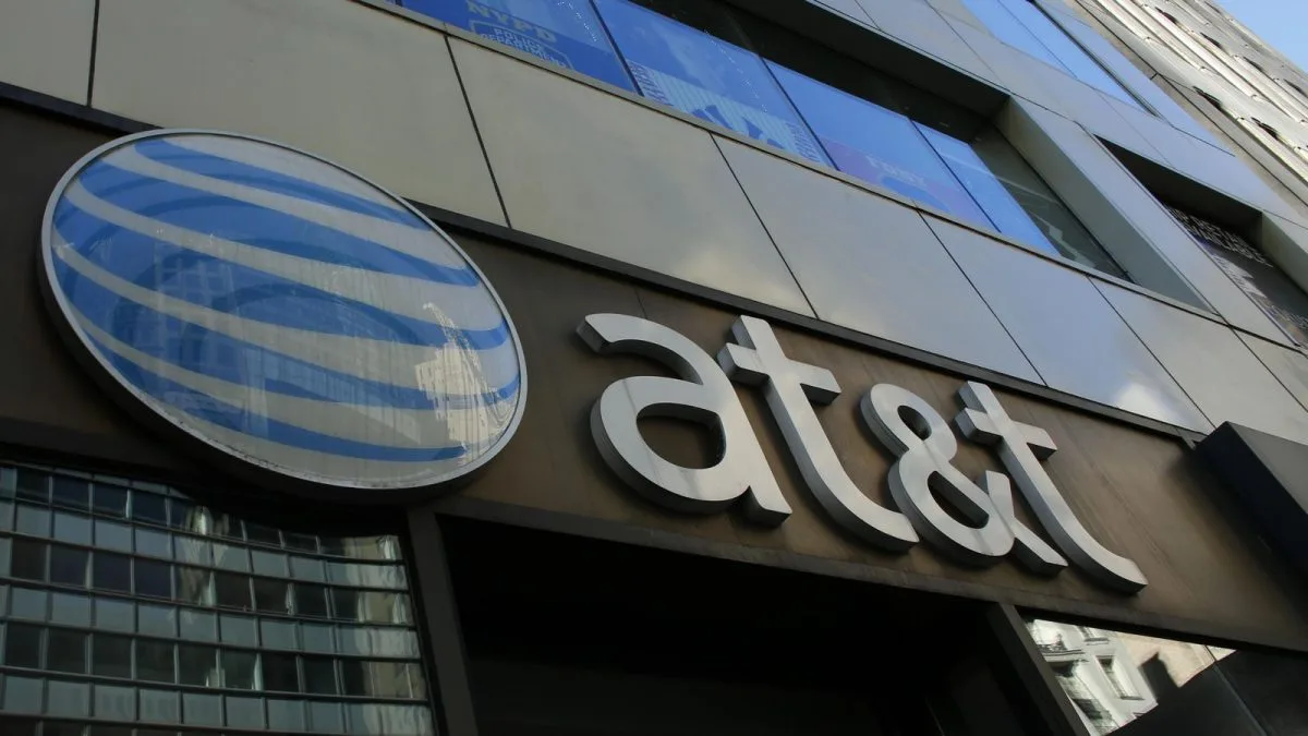 An AT&T Rep Went Too Far By Secretly Posting A Review From A Customer’s Phone Under Their Name Without Consent