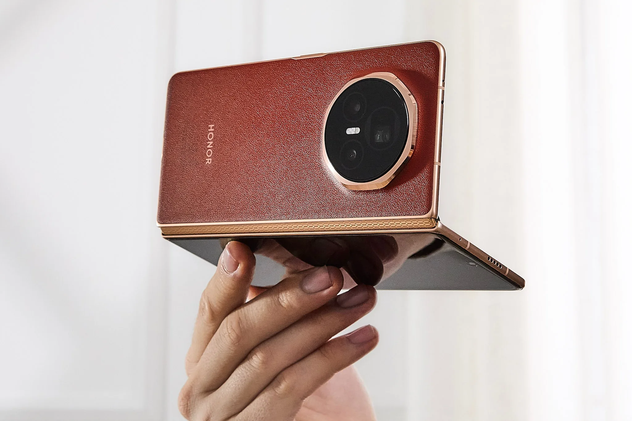 Honor Magic V4: Flagship foldable phone tipped to feature a 200MP periscope telephoto camera