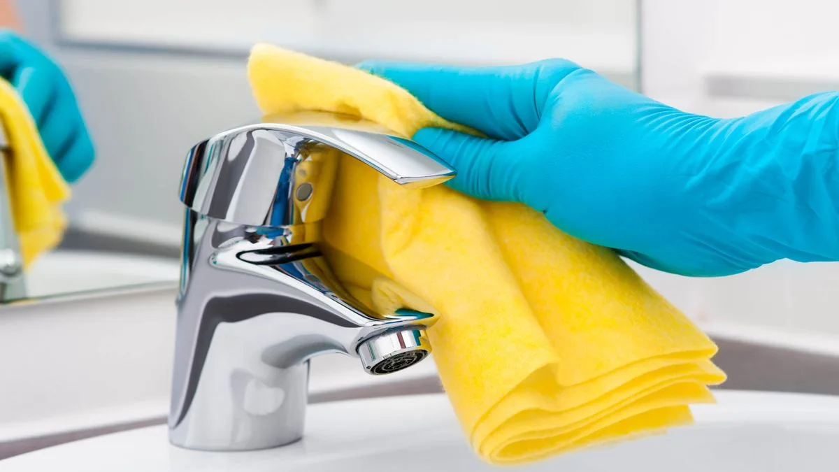 A professional cleaner just revealed the most obvious bathroom cleaning hack, and I'm shocked I never thought of it