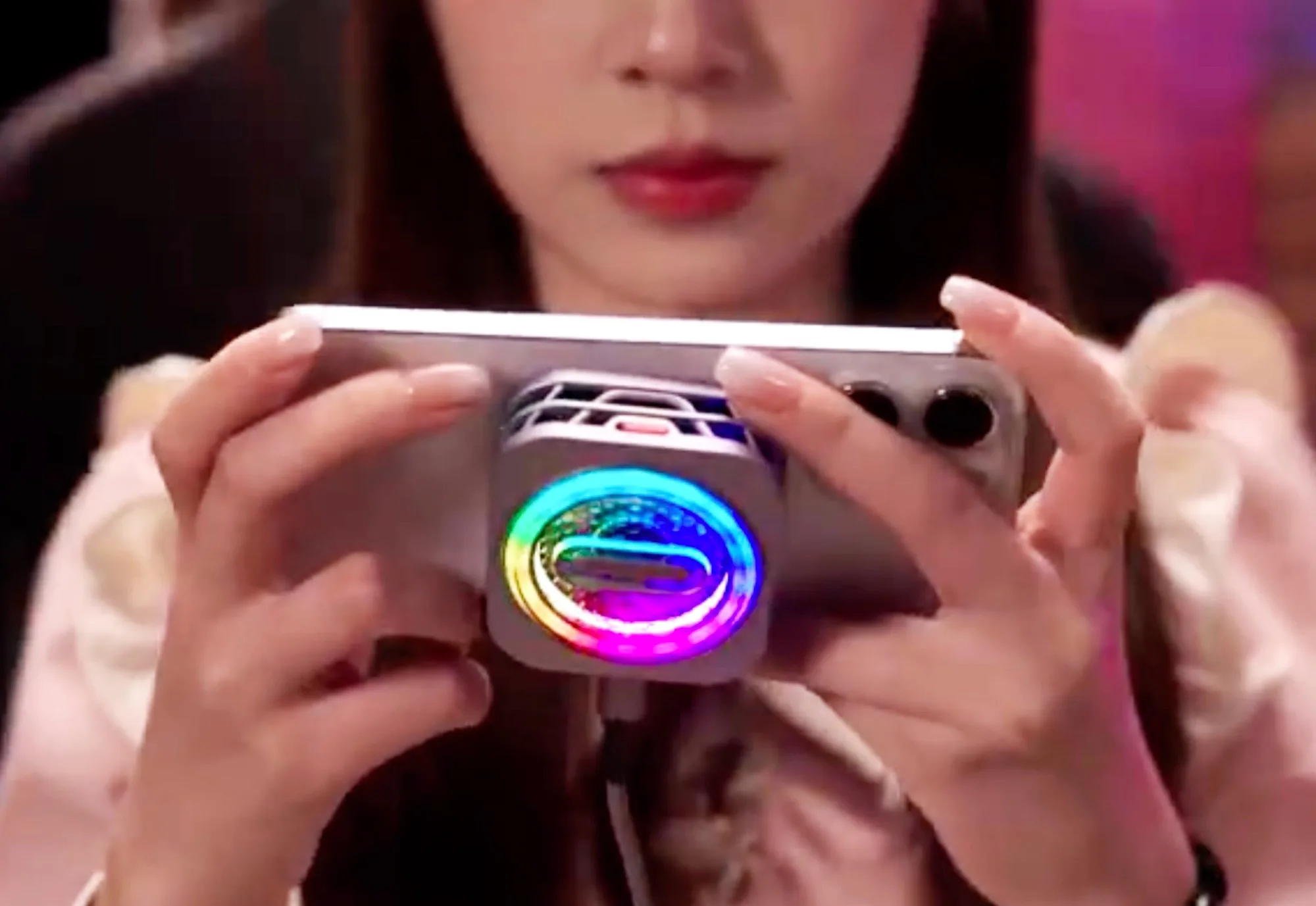 Magnetic fan claims to cool iPhones and gaming smartphones down to –16 °C