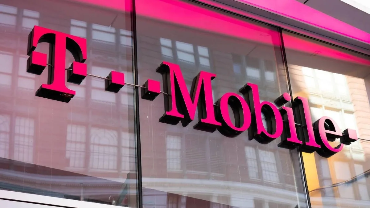 Robbery at T-Mobile sparks action-movie-style car chase, dozens of cops respond