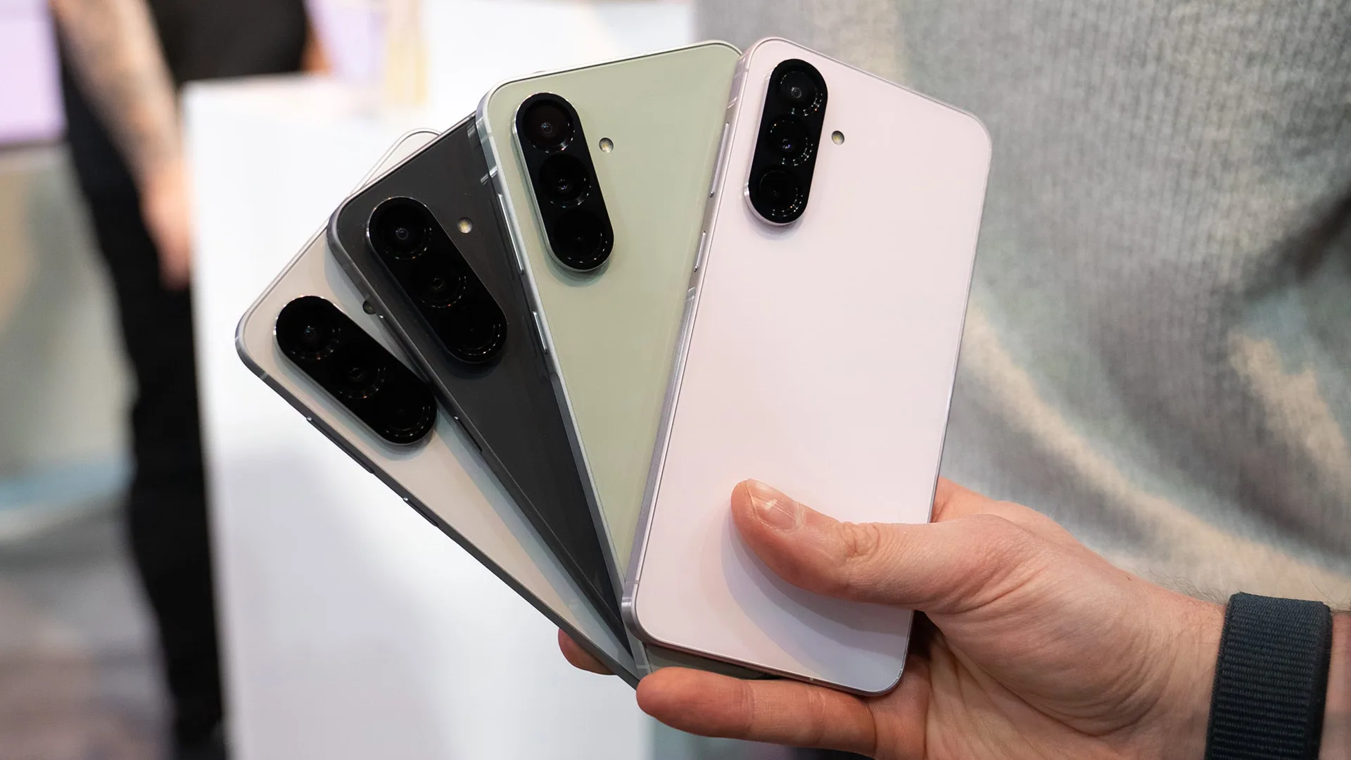 Survey shows you’d much rather buy this mid-range phone over a Galaxy S25