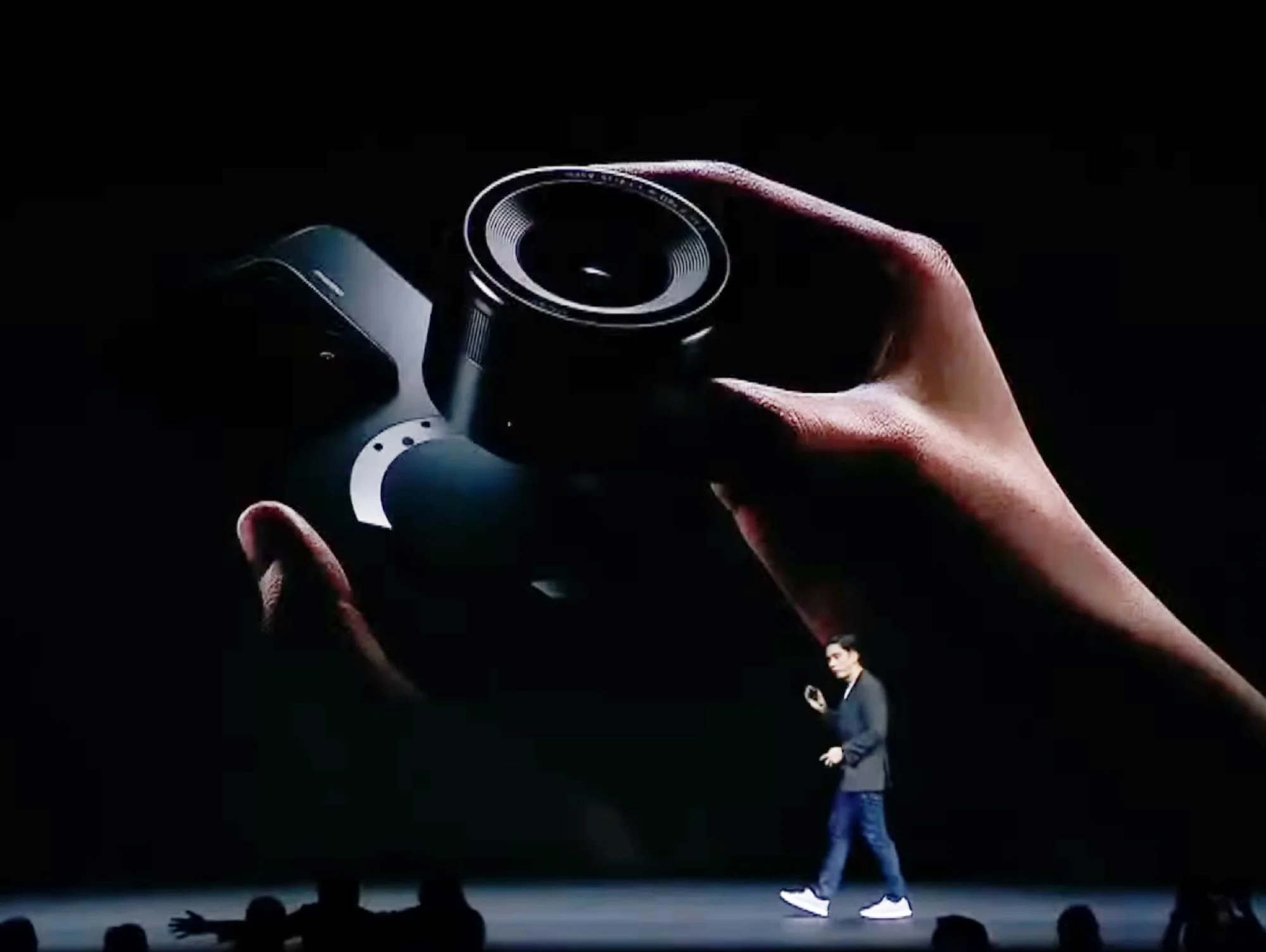 Xiaomi's magnetic clip-on camera adds large sensor and fast lens to smartphones