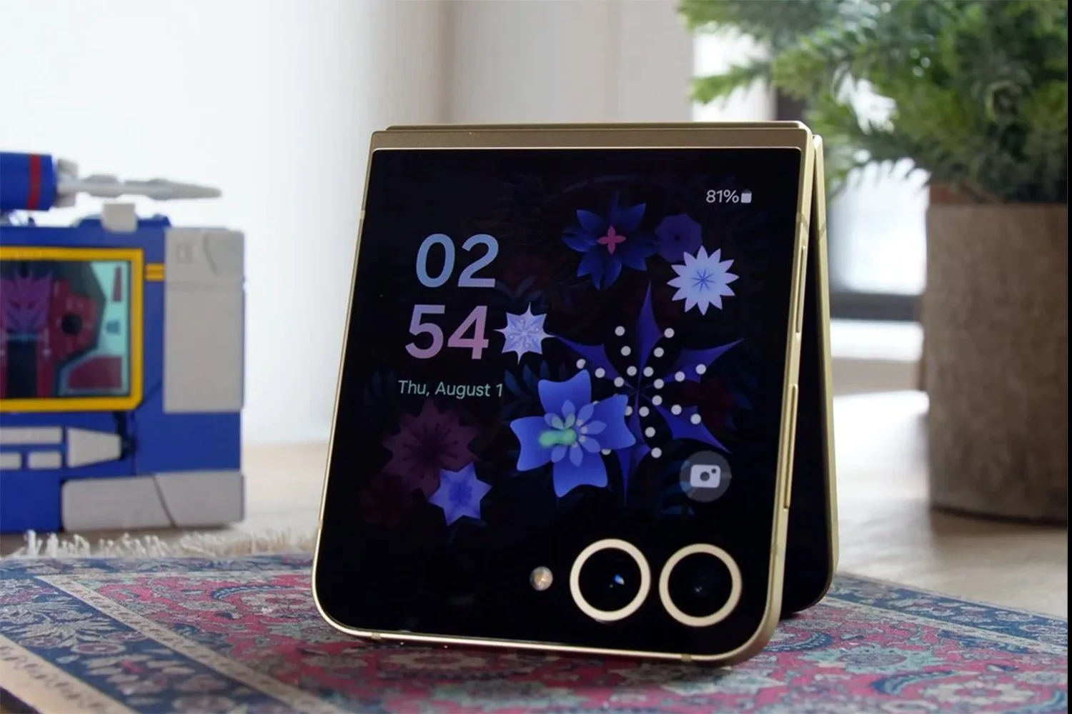 Samsung’s Galaxy Z Flip 7 Is Starting to Look a Little Like a Motorola Razr