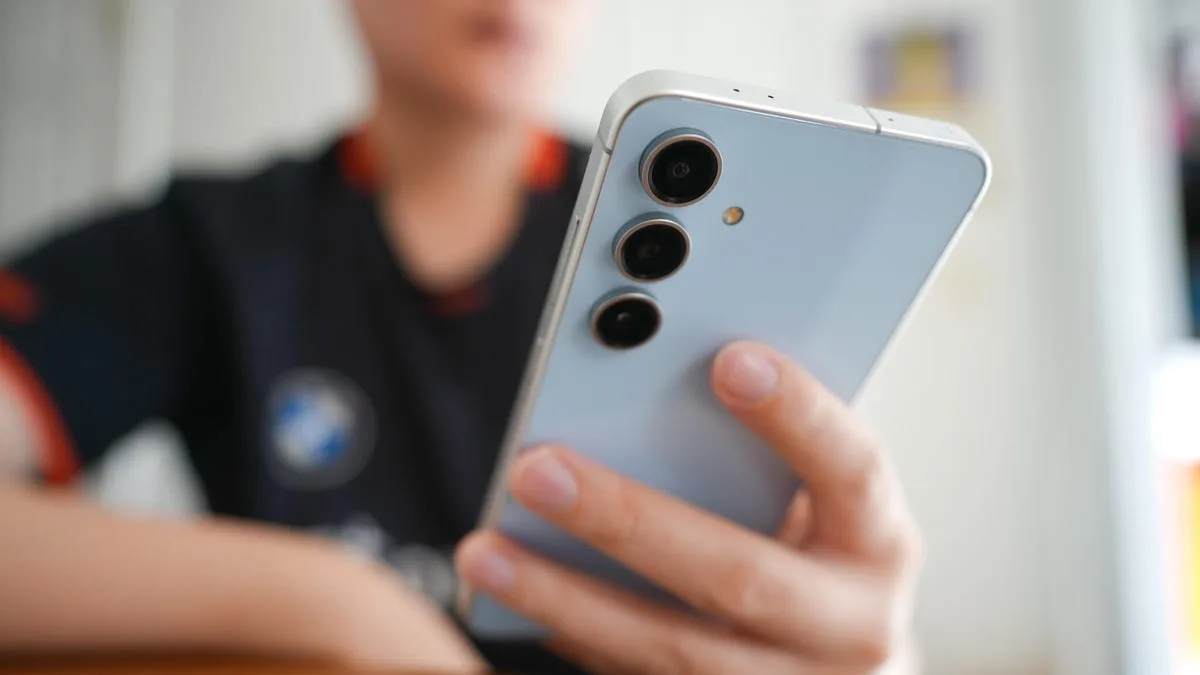 I still recommned this older Samsung phone – and it's on sale for 23% off