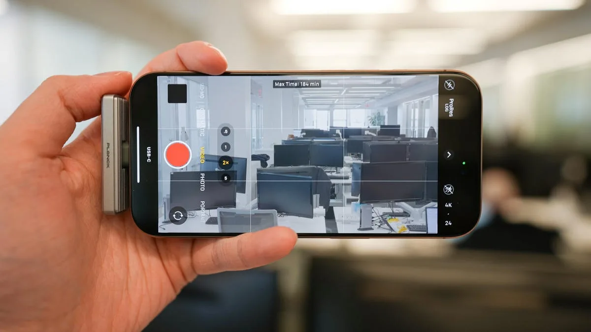 This thumb-sized SSD is my new favorite iPhone accessory for work travel – how it works