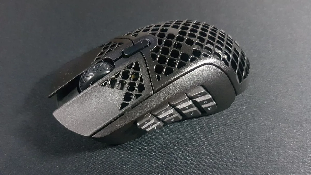 SteelSeries Aerox 9 Wireless Review: More buttons – less weight