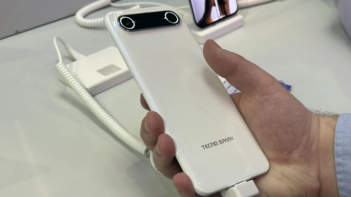 I just went hands-on with the world's slimmest smartphone at MWC