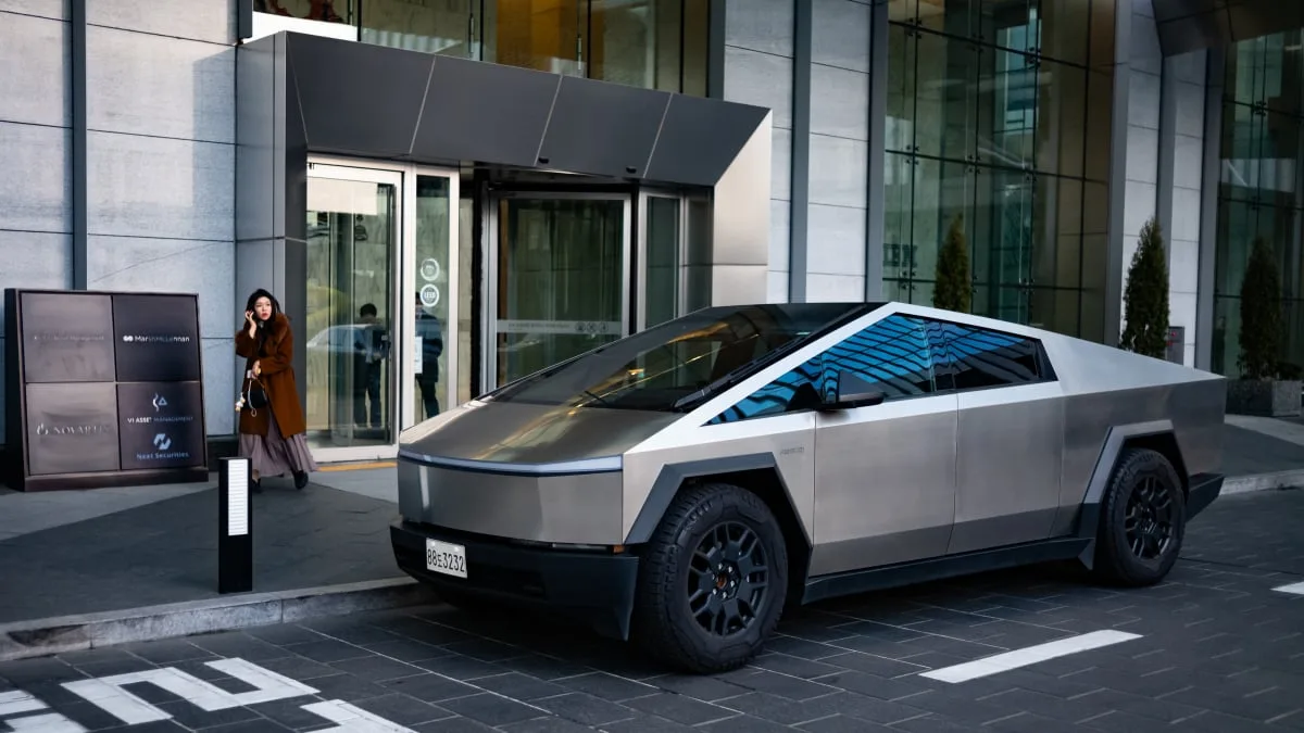 Cybertruck deliveries reportedly halt for trim flying off the trucks