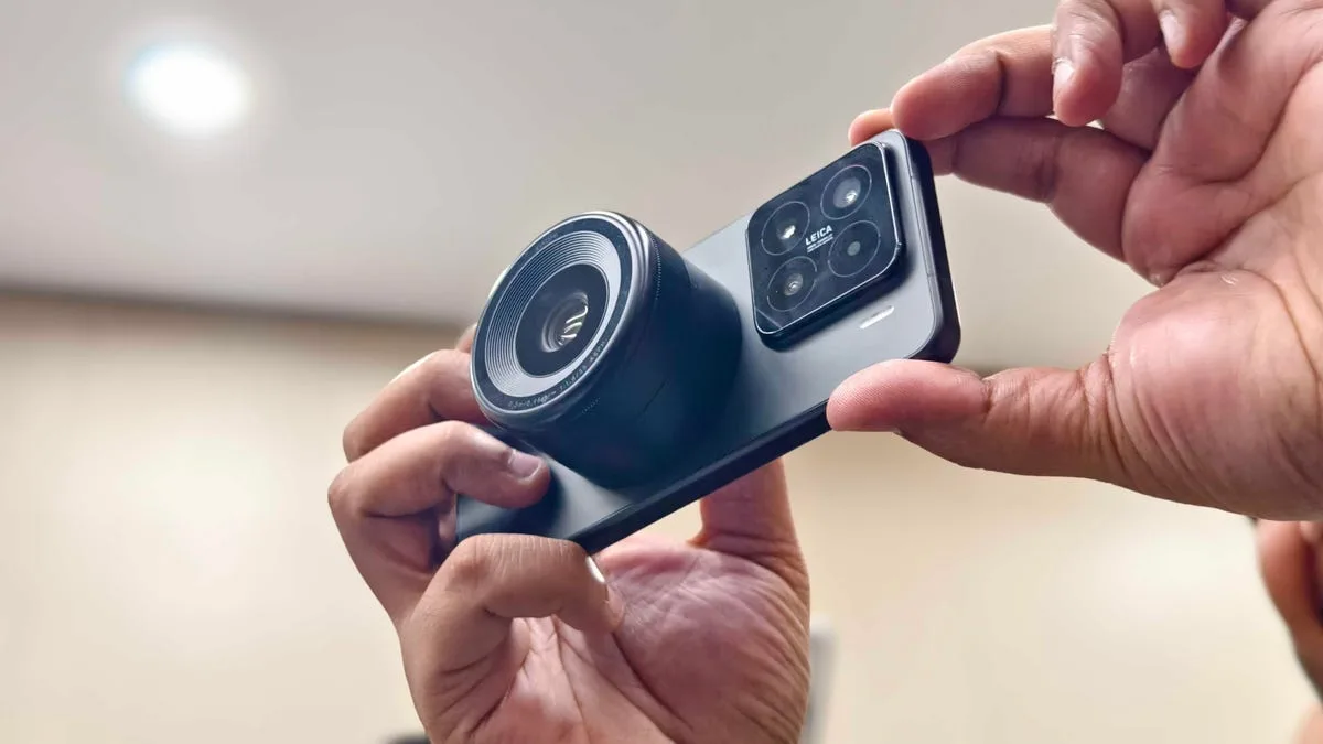 I tried the viral magnetic camera lens phone at MWC – it did not disappoint
