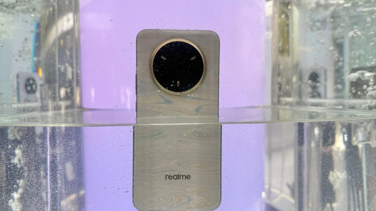 RealMe's Color-Changing Chameleon Phone Takes a Bath at MWC 2025