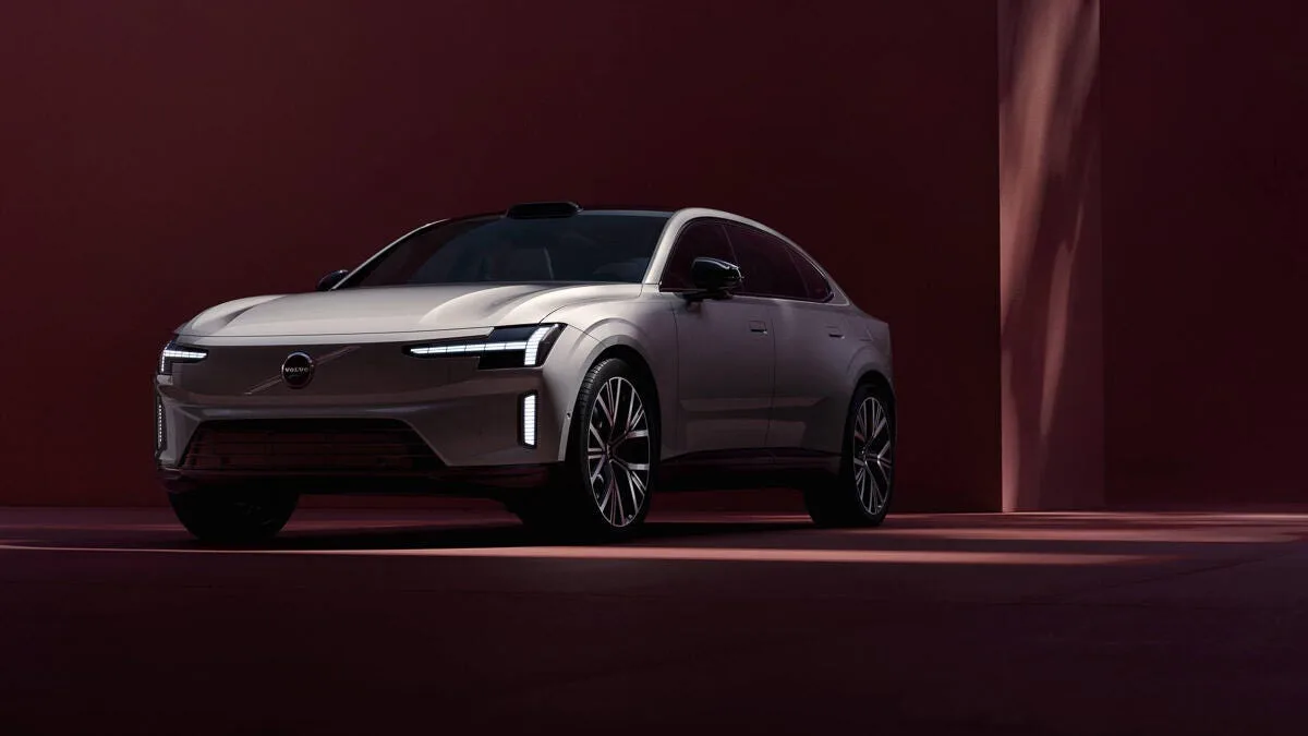 The New Volvo ES90 Is a Stylish Electric Sedan With an SUV's Stance