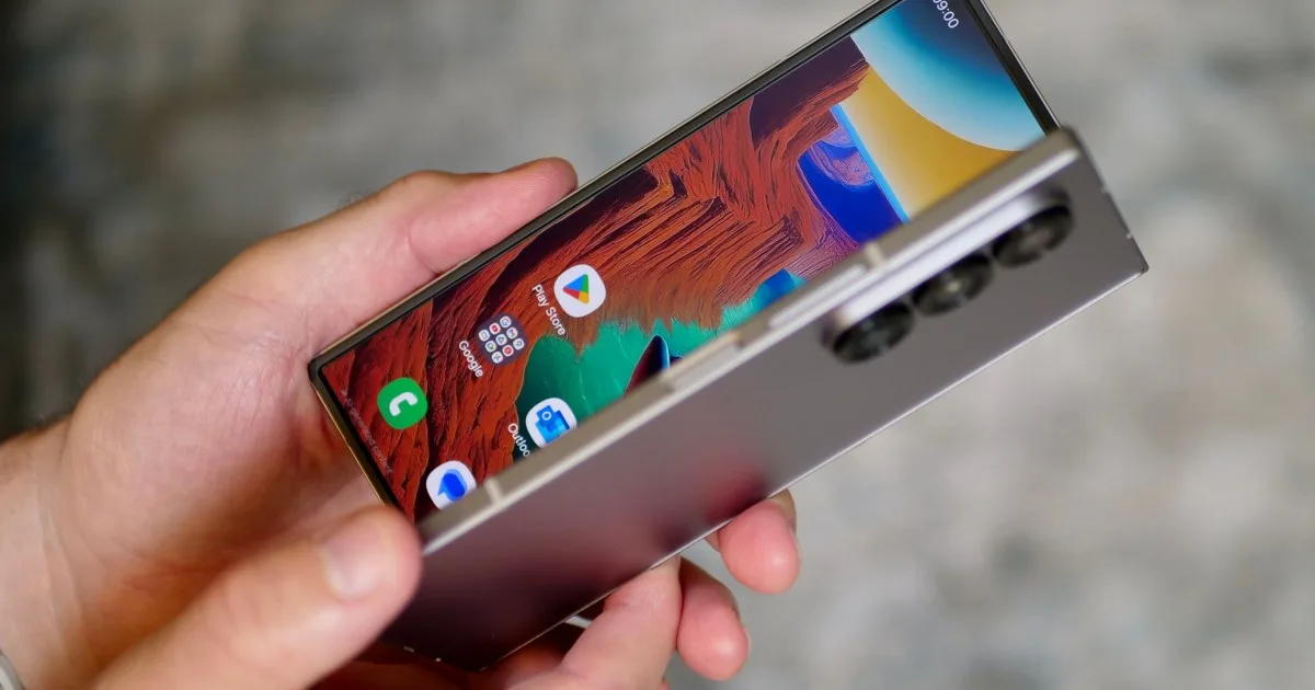 One of Digital Trends favorite folding phones is (at least) $300 off today